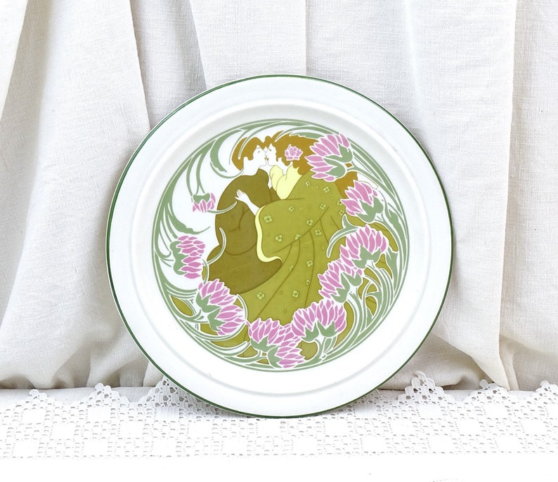 Antik fransk jugend keramiktallrik med 2 kyssande älskare av Keller & Guérin Lunéville, Vintage Jugendstil Mucha Style Embracing Couple bild 1