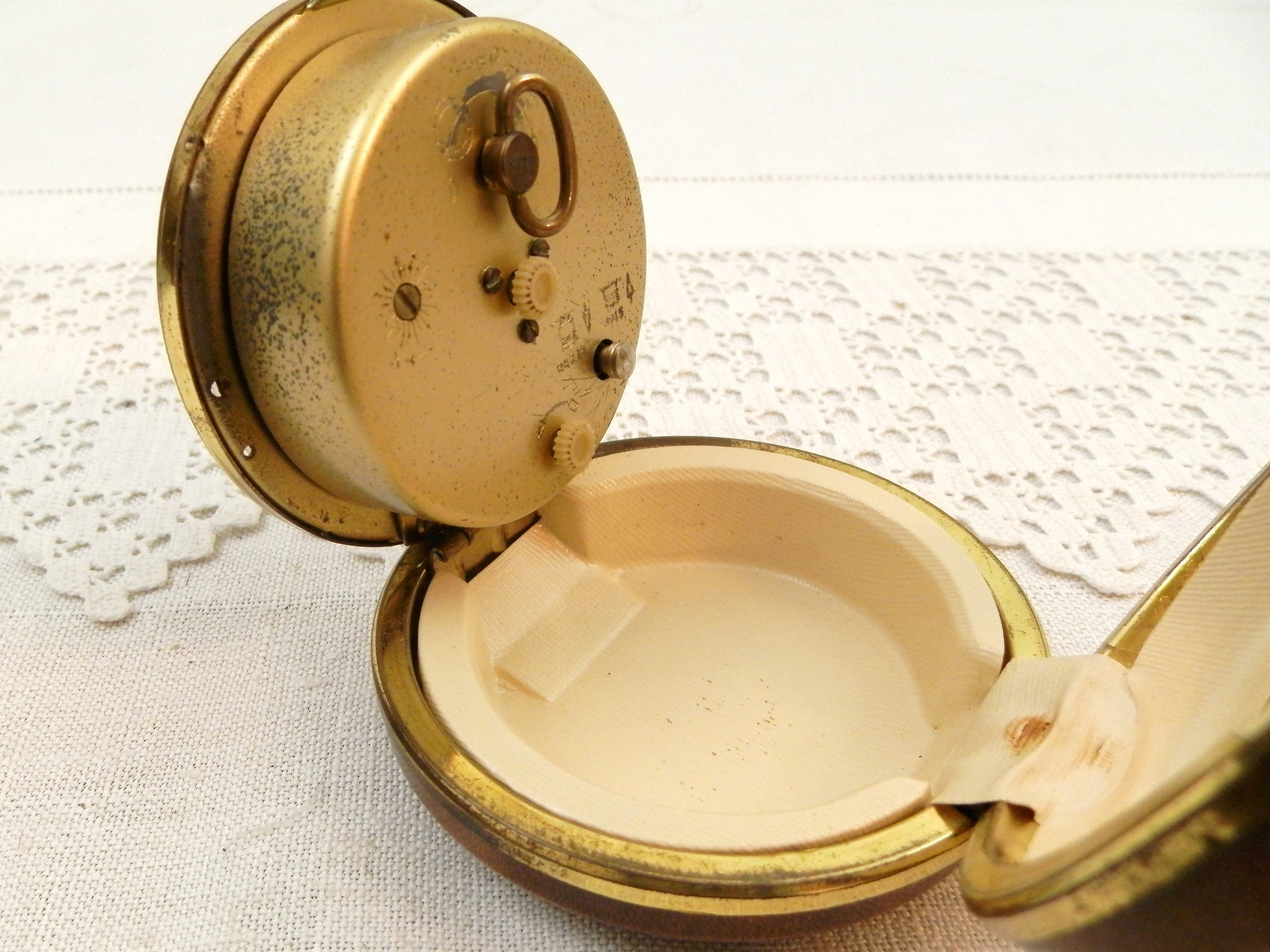 Working Vintage Round Folding Mechanical 2 Jewel Travel Alarm Clock by