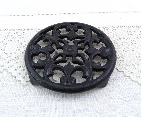 Small Vintage Black Enamel Round Trivet, Retro French Metal Plant Stand, Traditional Farmhouse Kitchen Heat Mat,  Country Cottagecore Decor