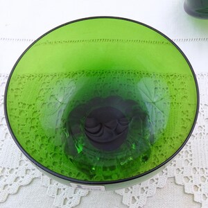 Puede incluir: Un cuenco de vidrio verde con un patr&oacute;n decorativo. El cuenco est&aacute; vac&iacute;o y tiene una superficie lisa y brillante.