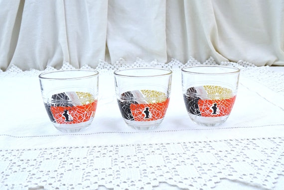 3 Vintage Souvenir Duralex Drinking Glasses from Brussels in Belgium with Manneken Pis, Retro Belgium Glass Tumblers with Black Red Yellow