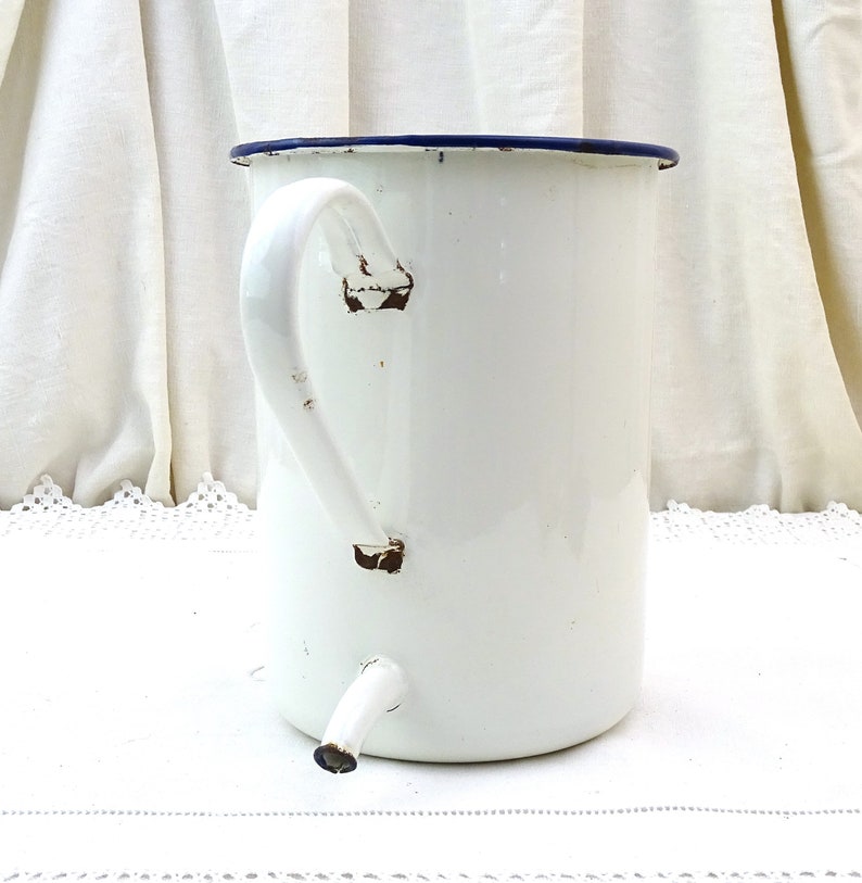 Dispensador de agua de esmalte blanco francés vintage, jarrón de esmalte colgante de pared de Francia, Shabby Farmhouse Brocante Vintage Chateau Chic imagen 3