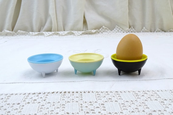 3 Vintage Mid Century Modern Atomic Egg Cups in Pale Blue with White Plastic, 1960s Breakfast Tableware from France, 1950s Kitchen Decor