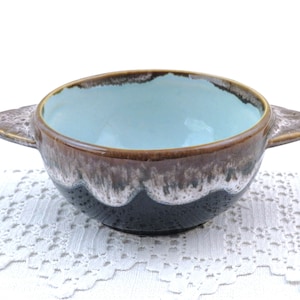 Franse vintage kleine koffiekom uit het midden van de eeuw met oren en druipend glazuur, retro jaren 60 aardewerk café au lait kom uit Frankrijk, keukendecor