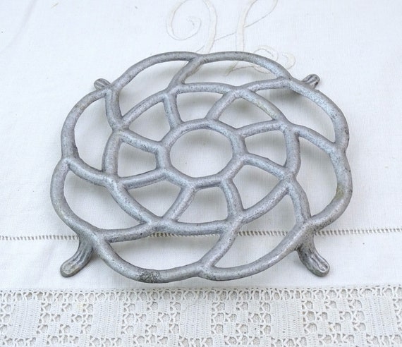 Vintage French Art Deco Metal Round Trivet with Cut Out Geometric Design, Retro 1940 Kitchen Heat Mat for Cooking Pot, Brocante Kitchenware