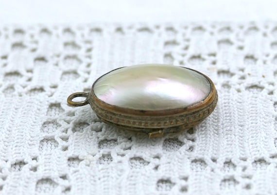 Small Antique Victorian French Mother of Pearl Shell Pendant Locket Tourist Souvenir from Sea Side Town, Retro Ocean Lover Jewelry France