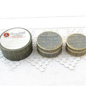 Conjunto francés antiguo de tres cajas redondas de cartón encajables de la Farmacia L'Leble (Normandía). Recipiente de boticario vintage sin usar, procedente de Francia.
