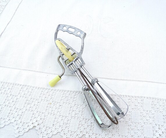 Vintage French Metal Egg Whisk with Metal Handle, Retro Kitchen Utensil from France, 1950s / 1960s Cooking Whisking Accessory