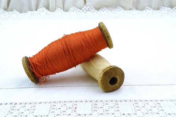 2 Antique French Wooden Reels with Pink and Beige Colored Yarns, Vintage Brocante Farmhouse Cottagecore Weaving Threads Photo Prop