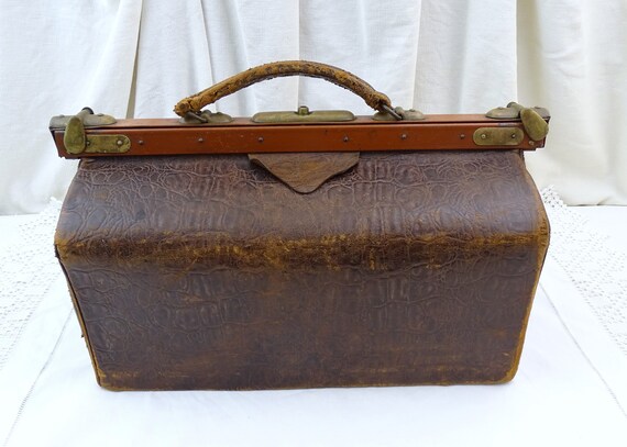 Vintage leather doctor's/Gladstone bag. In beautiful condition, and it