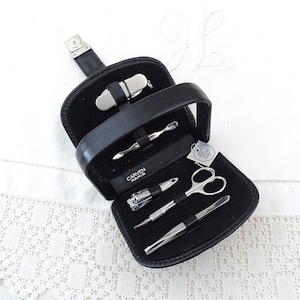 Set manicure da viaggio vintage francese inutilizzato scolpito in pelle nera da Parigi, accessorio per bagaglio a mano retro couture parigina, tagliaunghie