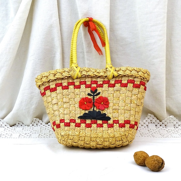 Petit vintage des années 1960 Français panier tissé en paille dorée avec motif de fleurs rouges, sac à jouets rétro pour enfants, sac à main recyclé en jaune