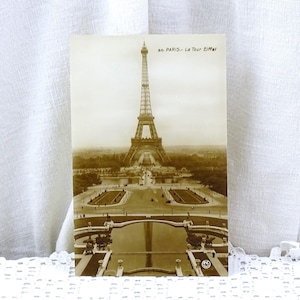Carte postale noir et blanc sépia des années 1930 représentant la Tour Eiffel à Paris et la Seine, photo rétro d'un monument parisien