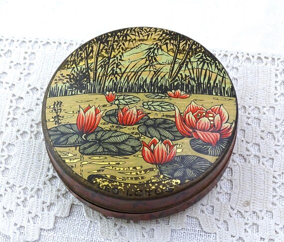 Antique French Lithographed Round Metal Powder Tin with Japonisme Design Water Lilies and Geisha, Retro Colorful Illustration Japan on Box