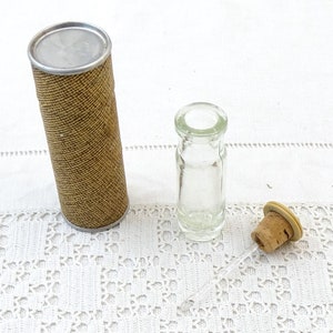 Petit bouchon de bouteille en verre vintage français avec louche et porte-cartes, bouteille de parfum de style industriel rétro, déco boudoir de marché aux puces