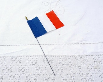 Pequeña bandera francesa vintage hecha de tela y metal utilizada en las celebraciones de Normandía, pequeña bandera de celebración tricolor retro de Francia