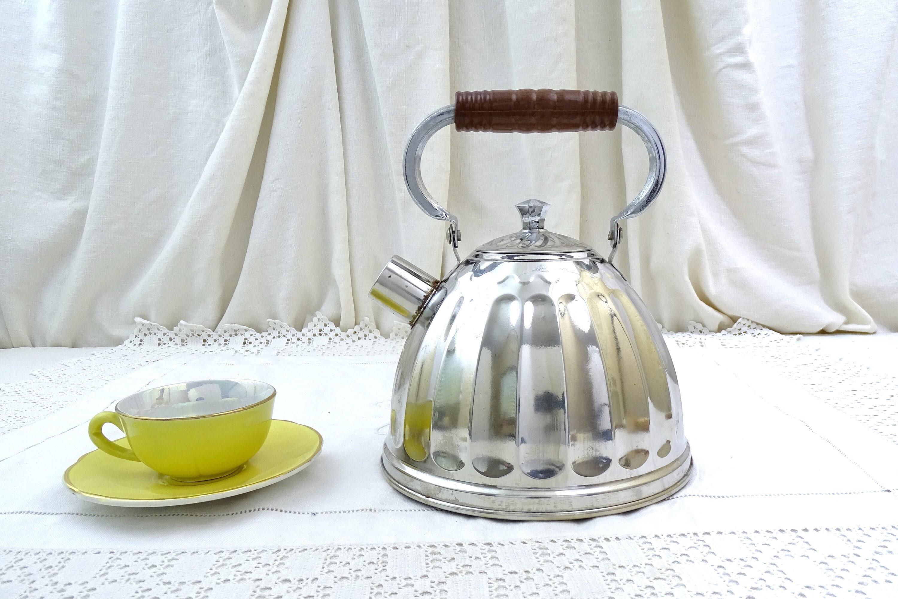 Retro Tea Kettle, Vintage & Old Fashioned Tea Pots