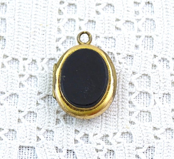 Antique French Oval Mourning Jewelry Locket in Black Glass with Gold Plated Brass, Retro Victorian Pendant Necklace Charm, Vintage Accessory