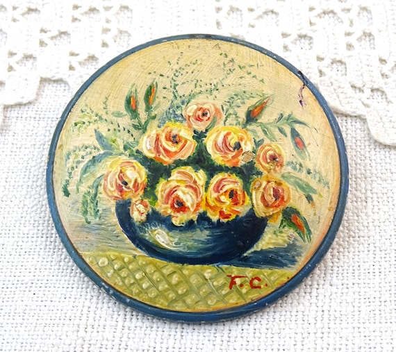 Vintage 1940s Hand Painted Round Wooden Brooch with Rose Floral Composition, Retro Pin Badge made of Wood with a Bunch of Flowers in Paint