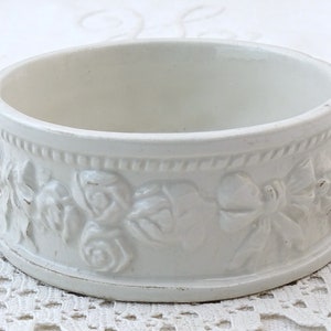 Antique French White Glazed Powder Pot with Classical Cherub Roses and Ribbon Pattern, Vintage Ceramic Bonbonnière Romantic Angels Design image 7