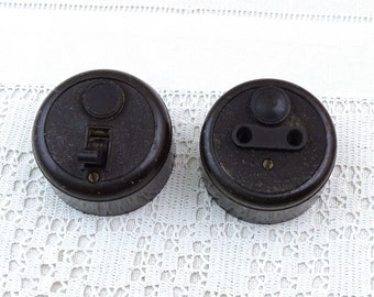 2 Franse vintage ronde lichtschakelaars en stekkers van bakeliet, retro verlichtingsarmatuur in oude stijl uit Frankrijk, elektrisch accessoire begin jaren 1900