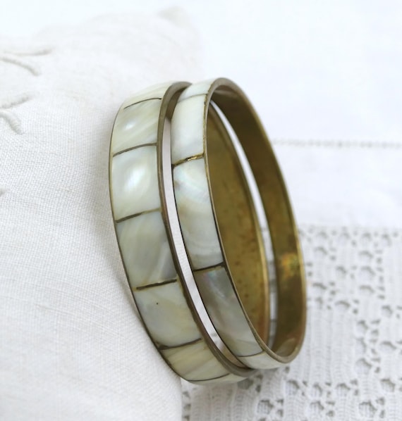 2 Vintage Mother of Pearl and Brass Metal Bangles, Retro Natural Shell Sea Side Themed Fashion Bracelet, Eco Friendly Accessory of the Ocean