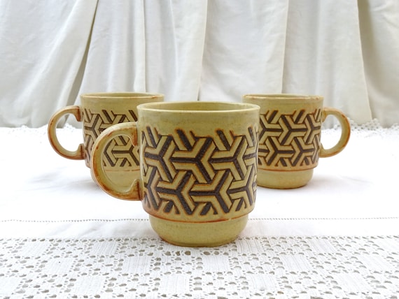 1 English Vintage Mid Century 1970s Pottery Mug with Stylized Geometric Pattern Pattern, One Retro 70s Drinking Coffee Cup Made in England