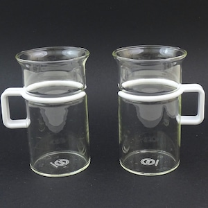 Juego de 2 tazas de café danesas vintage de cristal Bodum con asas de melamina blanca. Tazas de té retro de los años 80 de Escandinavia. Menaje de cocina de Europa.