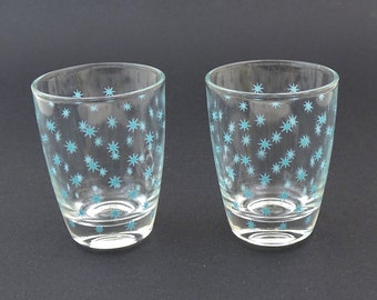 Paar französische Vintage Mid Century Klarglasbecher mit kleinem hellblauem Sternmuster, 2 Retro 1950er Jahre Trinkgläser aus Frankreich