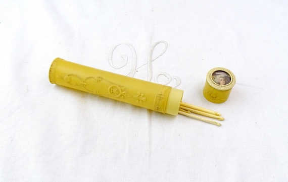 Vintage French Beige Cellulose Crochet Needle Case in Romantic Marie Antoinette Style, Retro Shabby Chateau Chic Craft Box