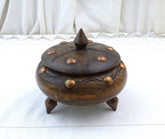 Round Vintage French Art Deco Copper Studded 3 Footed Wooden Trinket Box, Retro 1930s Jewelry Box made of Wood with Decorative Metal Tacks