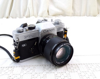 Appareil photo argentique Canon FTb vintage des années 1970 avec objectif FD 100 mm fabriqué au Japon, équipement de photographie rétro du milieu du siècle, photo analogique à l'ancienne