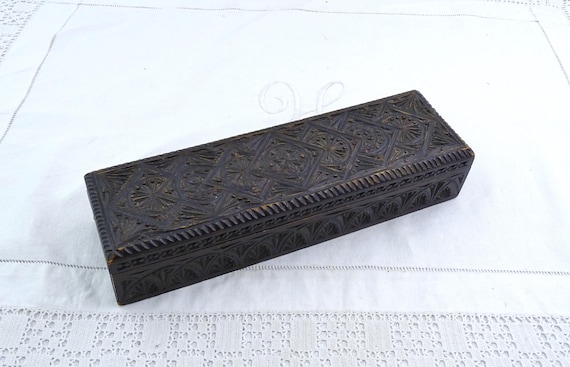 Antique English Wooden Chip Carved Rectangular Glove Box once Belonging to Hillirent Leriche, Retro Victorian Gothic Revival Casket England
