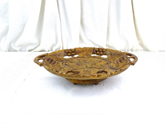 Vintage Swiss Musical Carved Wooden Fruit Dish with Vine Leaf and Grape Pattern Emmenthalerlied Brienzerburli, Music box from Switzerland