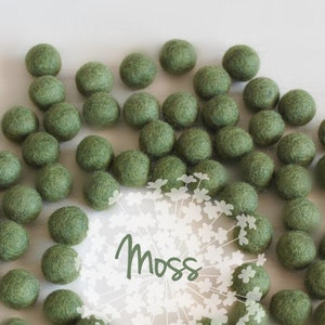 Wollfilz Pom-Poms - Größe ca. 2 CM - (18 - 20 mm) - 25 Filz Pom Poms Packung - Farbe Moos-1050 - Wollfilz Pom Poms - Filz Pom Poms - Grün Bälle