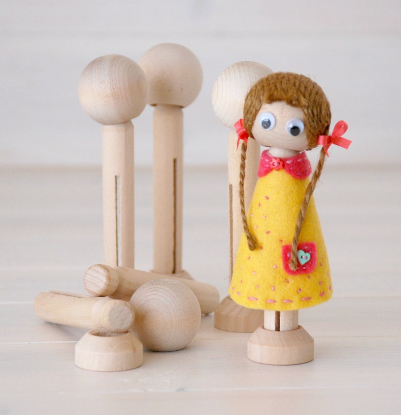 Деревянные куколки. Кукла из дерева. Деревянная кукла с волосами. Куколки из деревянных бусин.