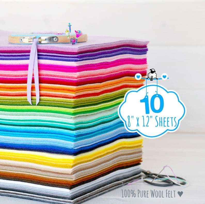 K&ouml;nnte beinhalten: Ein Stapel aus 10 bunten 20,3 cm x 30,5 cm gro&szlig;en Bl&auml;ttern aus 100% reiner Wolle. Der Filz ist in Regenbogenfarben angeordnet.