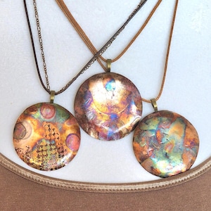 Naszyjniki z miedzi malowanej ogniem/Miedź malowana ogniem/Rustykalny design/Biżuteria metalowa/Unikalne prezenty/Artystyczny design z metalu/Duża biżuteria z wyrazistym wzorem