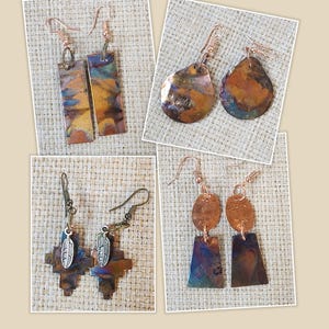 Może przedstawiać: Kolekcja ręcznie robionych kolczyków miedzianych w różnych wzorach. Kolczyki mają kształty prostokątne, łezki, krzyżowe i geometryczne z unikalnymi wzorami kolorystycznymi w odcieniach niebieskiego, pomarańczowego i brązowego. Każda para ma inny styl haczyka.