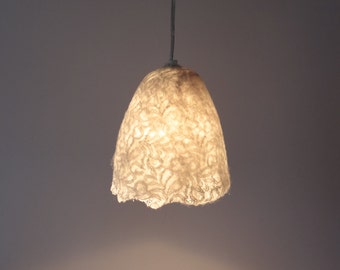 Handgevilte lampenkap, lámpara, lámpara colgante, ingenio, handgemaakt vilt van natuurlijk witte wol en kant. Wordt op bestelling gemaakt.