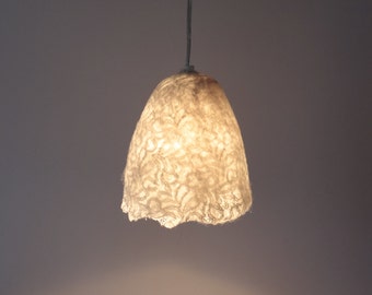 Handgevilte lampenkap, lamp, hanglamp, wit, handgemaakt vilt van natuurlijk witte wol en kant. Wordt op bestelling gemaakt.