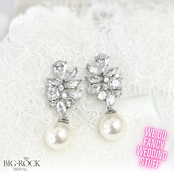 Chic Pearl Wedding Earrings, Drop Earrings, Statement Earrings, Dangle Bridal Earrings, Bridesmaids Gift, Wedding Accessories