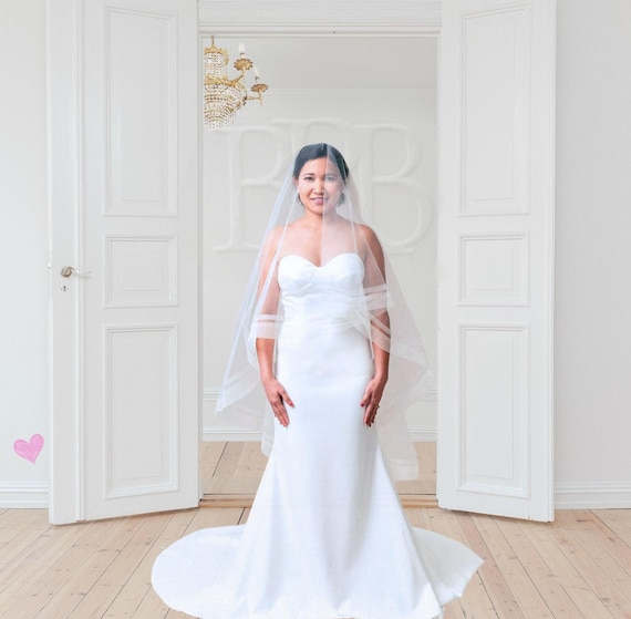 Elegant Off White Modern Waltz Length Horsehair Wedding Veil with Blusher