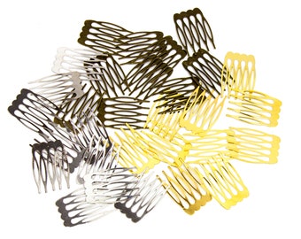 Può includere: Un mucchio di fermagli per capelli dorati e argentati. I fermagli sono in metallo e hanno un design a forma di pettine.