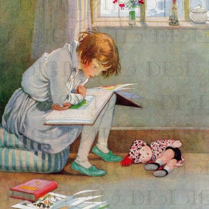 Zauberhaft! Mädchen liest, während Puppe zu ihren Füßen legt. Zu Ehren Appleton Vintage Illustration Digital Download.
