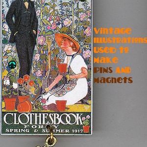 Peut inclure: Une illustration vintage d'un homme et d'une femme faisant du jardinage, imprim&eacute;e sur une carte avec le texte "Clothesbook for Spring & Summer 1917". La carte est attach&eacute;e &agrave; un charme en or en forme de chapeau.