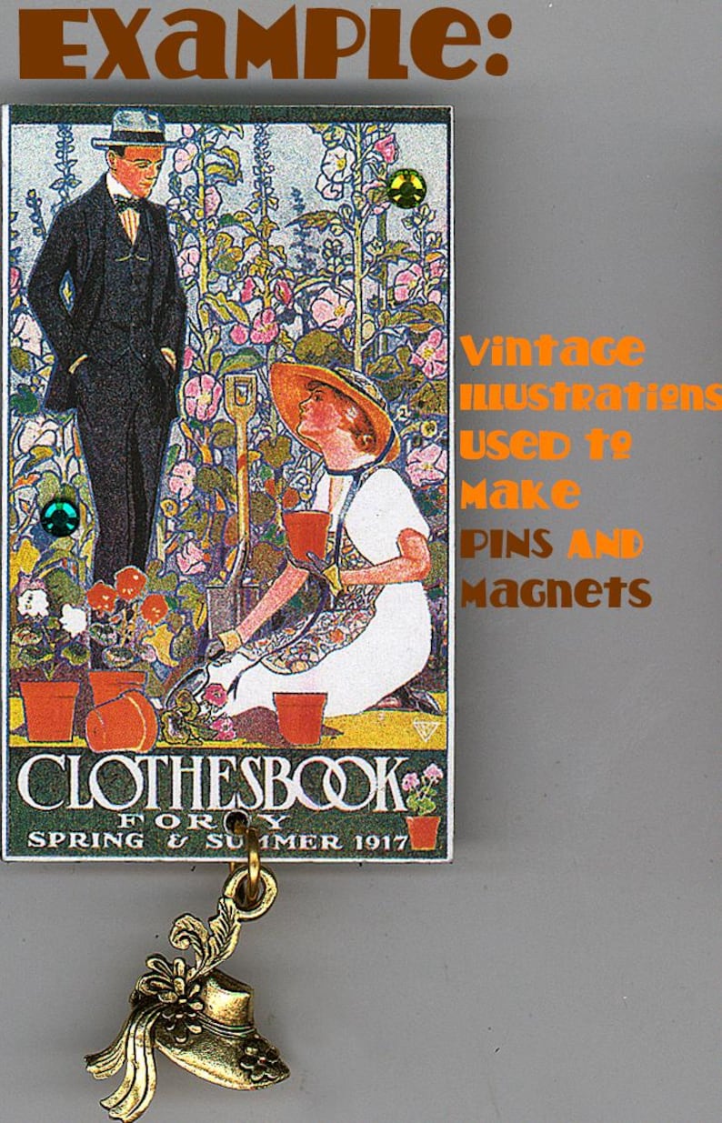 Peut inclure: Une illustration vintage d'un homme et d'une femme faisant du jardinage, imprim&eacute;e sur une carte avec le texte "Clothesbook for Spring & Summer 1917". La carte est attach&eacute;e &agrave; un charme en or en forme de chapeau.