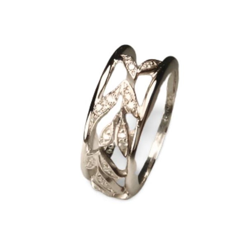 Peut inclure: Une bague en argent avec un motif de feuilles. La bague pr&eacute;sente des feuilles ajour&eacute;es, chacune orn&eacute;e de petites pierres scintillantes. L'anneau est lisse et poli, cr&eacute;ant un contraste avec les feuilles textur&eacute;es.