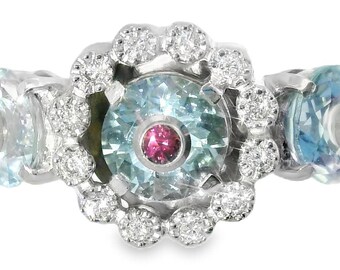Anillo de oro blanco de 18 quilates con aguamarina, turmalina rosa y diamantes.