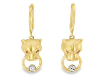 Pendientes colgantes de oro amarillo de 14 quilates con diamantes y rubíes en forma de tigre.